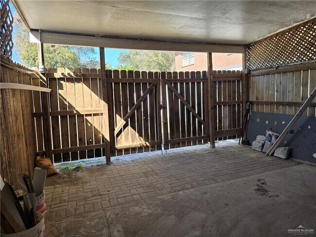 Building Photo - 16 Tori Ln