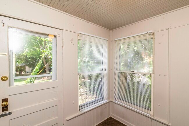 Building Photo - 831 Brookwood Pl