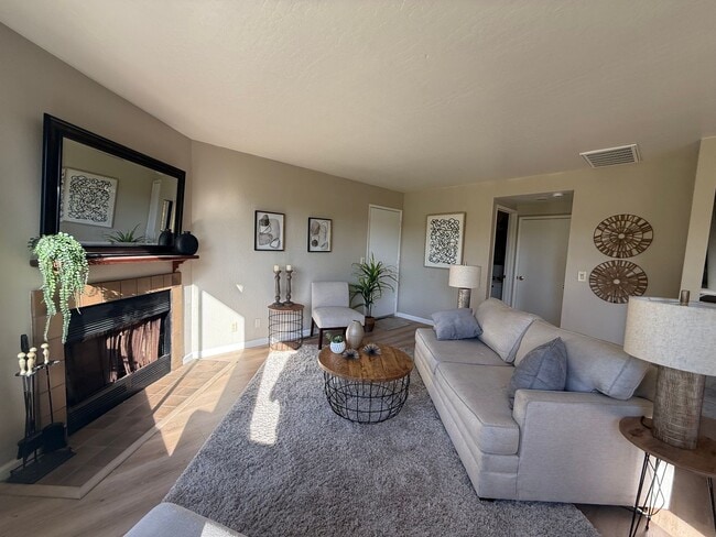 Building Photo - Light-Filled Modern 3 Bedroom Townhome