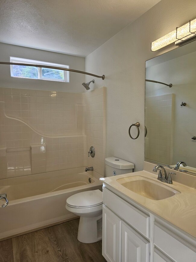 Building Photo - Remodeled Home in Hurricane- Small Pet Fri...