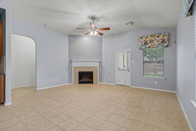 Building Photo - 623 W Newport Bend