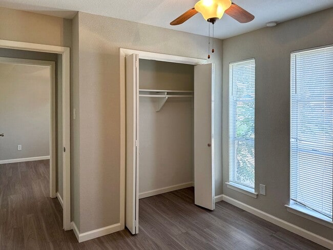 Building Photo - 3 Bedroom / 2 Bath / 2 Car Garage