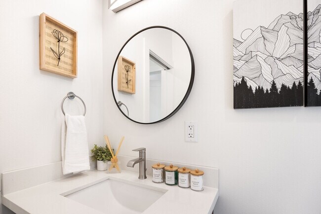 Building Photo - 11520 Roosevelt Way NE