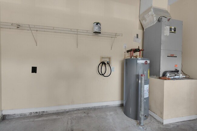Building Photo - "Charming 3-Bed Townhouse Retreat with 2.5...