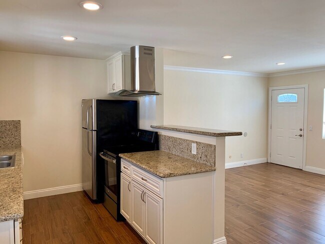 Building Photo - Luxury Upstairs 2 Bedroom Apartment in La ...