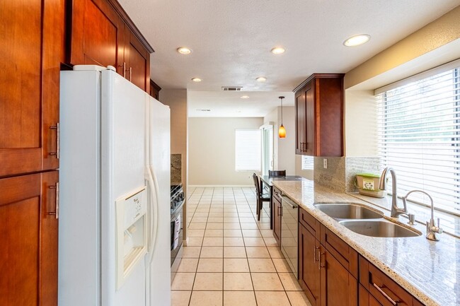 Building Photo - 13564 Cres Hill Dr