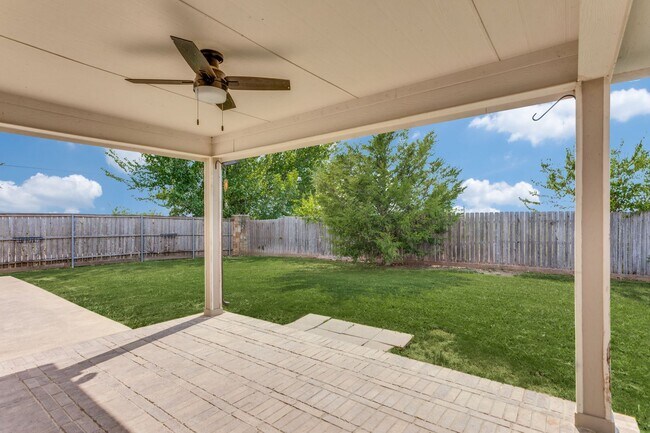 Building Photo - A Beautiful Blend of Comfort and Charm — 3 bd/2 Bath; Ready to lease in Vista West!