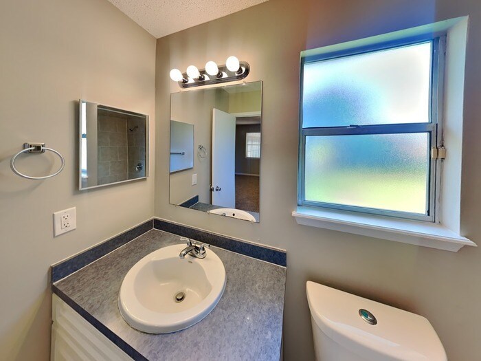 Building Photo - 950 Turtle Creek Dr S