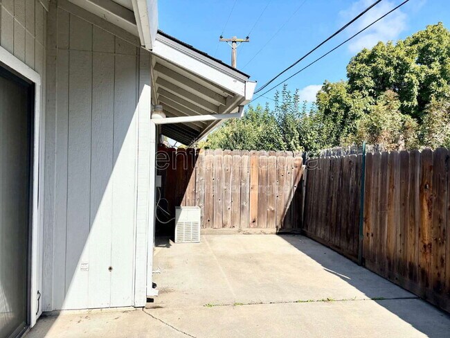 Building Photo - 3068 W Queens Cir