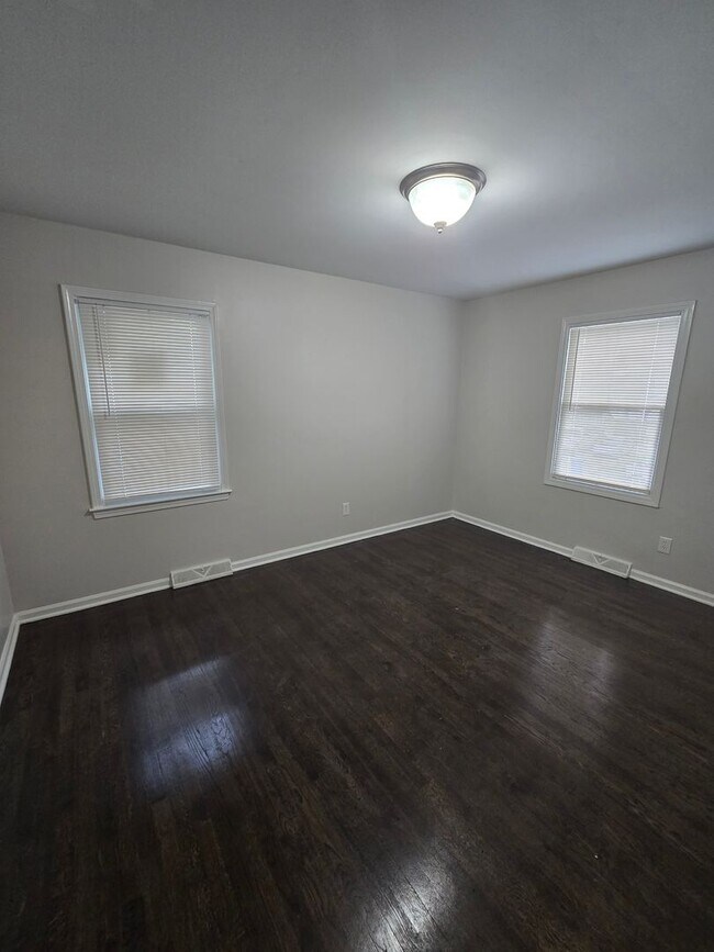 Building Photo - 4 bedrooms 2 bedroom fenced in yard