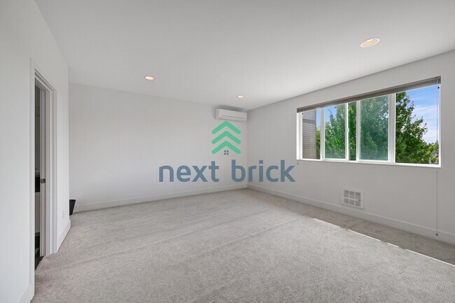Building Photo - "Spacious 4-Bedroom Seattle Home with 3 Full Baths and 2,420 Sq. Ft. of Comfort!"