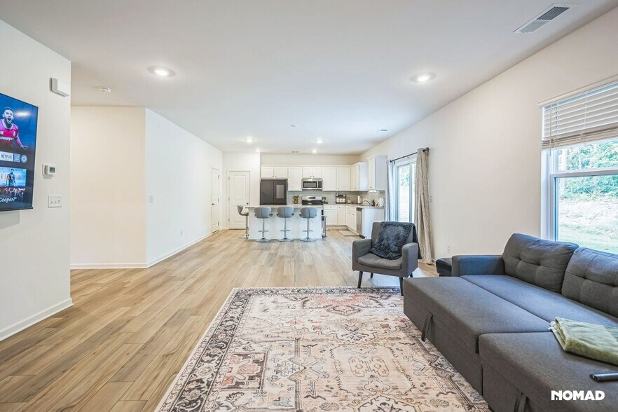 Building Photo - 466 Madison Lakeview Dr