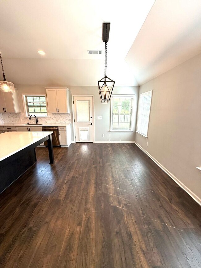 Building Photo - ** 3 Bed 2 Bath located in StoneyBrooke Pl...