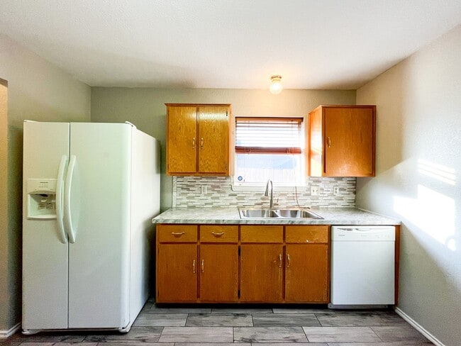 Building Photo - Available NOW Beautiful 1 story, 3 bedroom, 2 bath home. This is exactly what you have been looki...