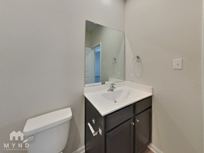 Building Photo - 15607 Plum Brk Dr