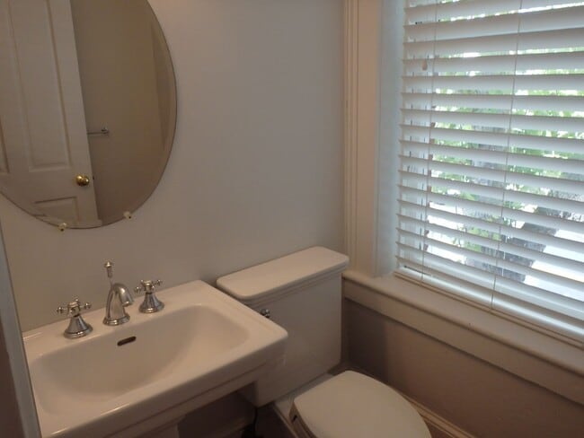 Building Photo - Two Bedroom Townhome Close to Forsyth Park
