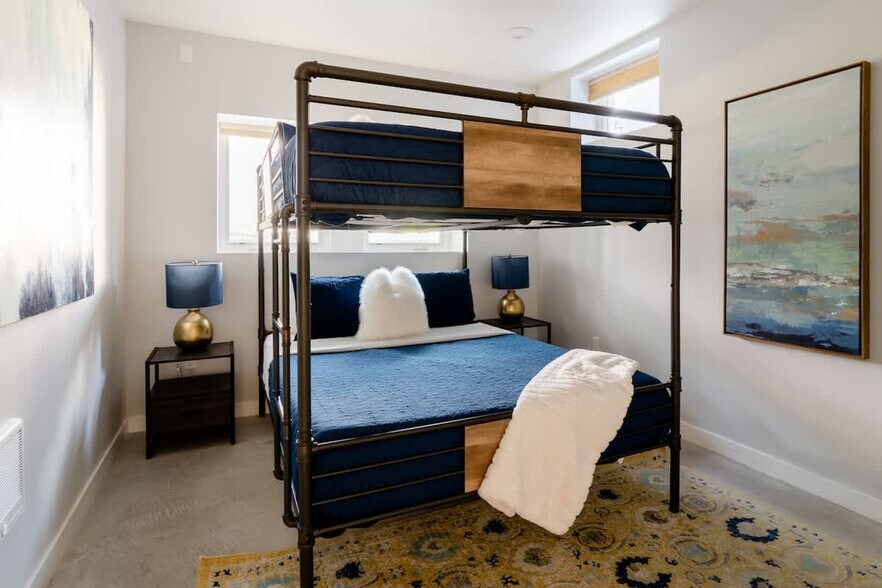 Building Photo - 911 SE 26th Ave