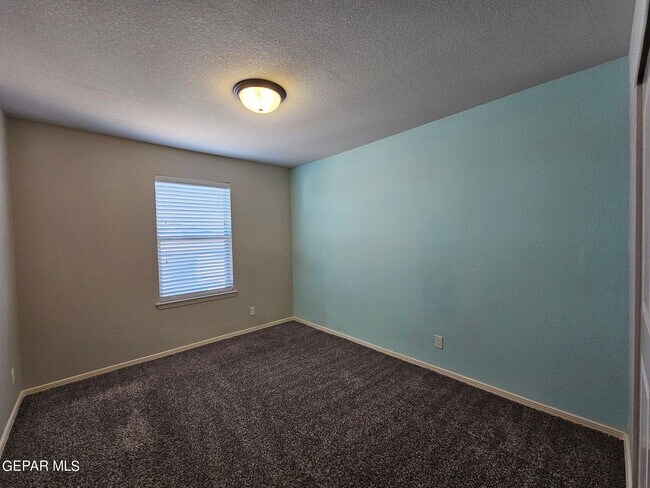 Building Photo - 777 Aislaby St