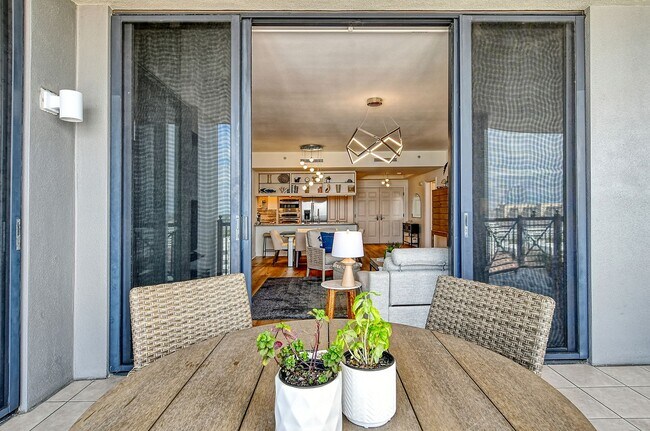 Building Photo - Short term ONLY Amazing 2/2 condo in the heart of downtown Sarasota with Bay View!