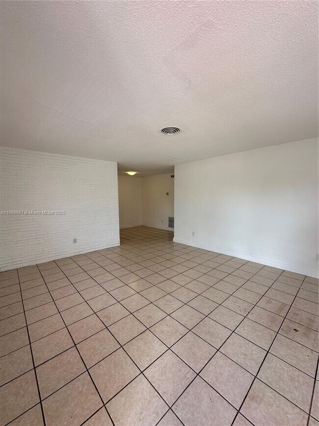 Building Photo - 16980 N Miami Ave