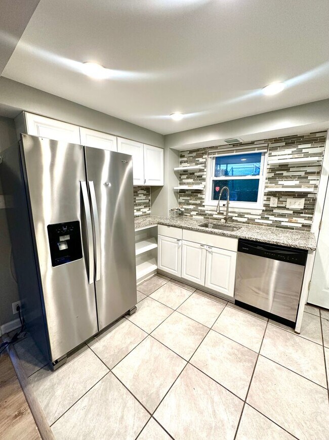 Building Photo - Updated 2 Bed, 1 Bath Home w/ Bonus Room i...