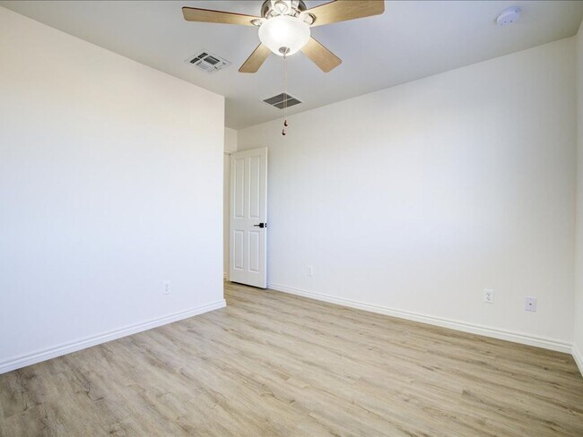 Building Photo - ** WOW $500.00 OFF FIRST FULL MONTHS RENT ...