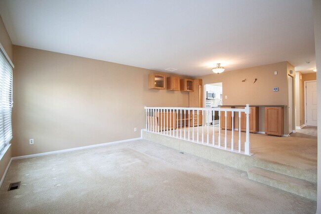 Building Photo - Gorgeous and updated 3Bd/2.5Bth townhome in the Town of Forest Hills! w/2 assigned parking space!