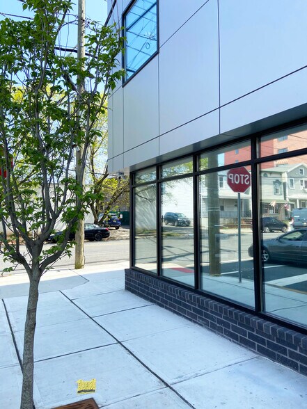 Building Photo - 195 Ave E