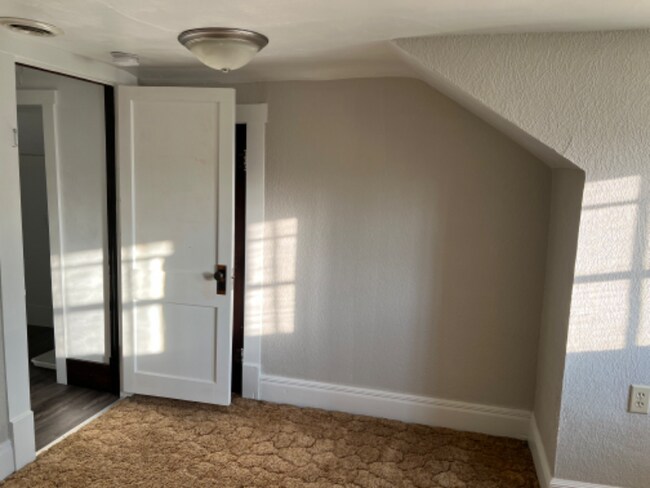 Building Photo - 208 E Front St