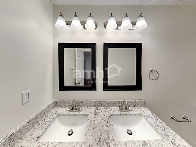 Building Photo - 745 Grand Parke Dr