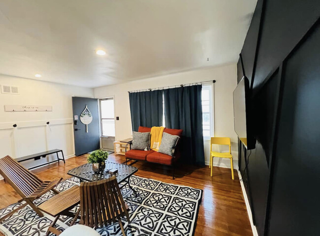 Building Photo - Park's Edge Spacious 2BR 1BA With W/D & Wo...