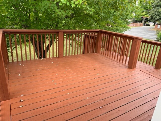 Building Photo - Maryville 37803 - Upstairs only -  4 & 1.5 baths - Contact Troy Adams (865) 233-6949
