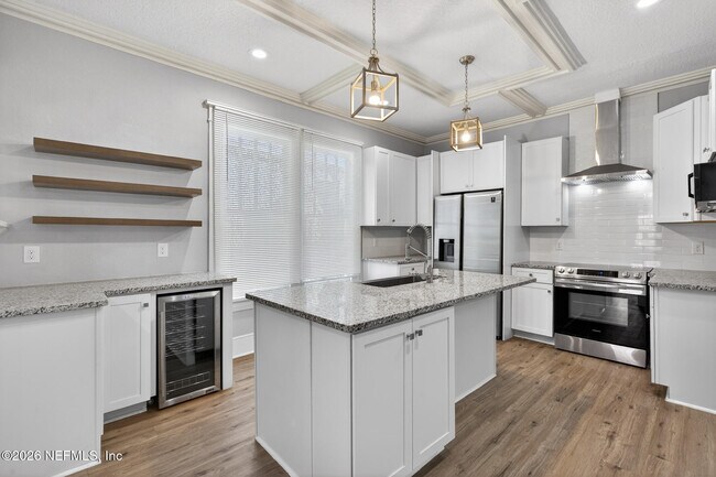 Building Photo - 310 W 10th St