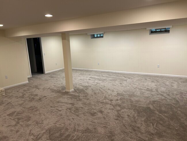 Building Photo - 3754 Hi Villa Dr