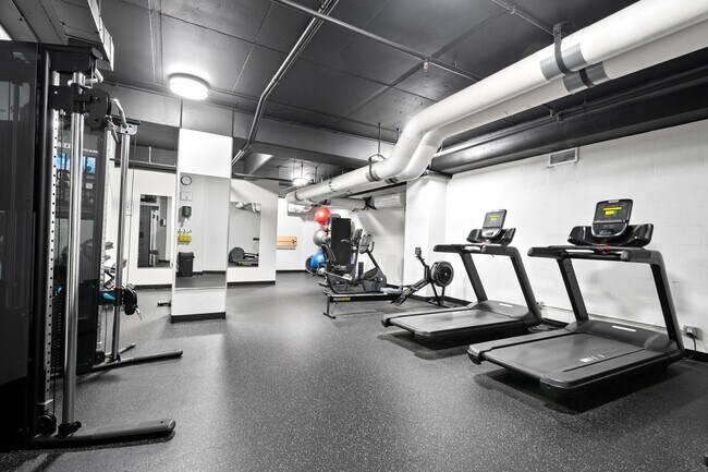 Building Photo - 807 Davis St