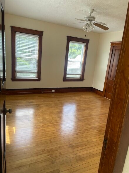 Building Photo - 348 Rollstone St