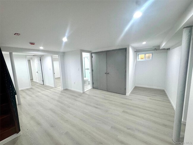 Building Photo - 84 Surrey Ln