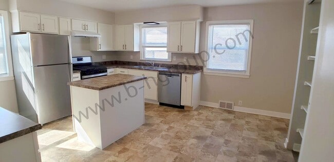 Building Photo - New Listing!