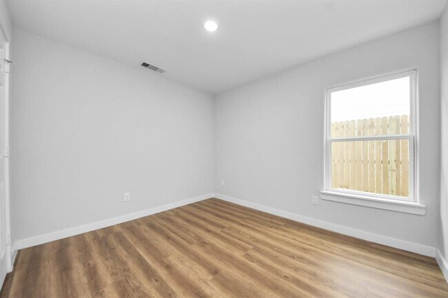 Building Photo - 6617 Bacher St