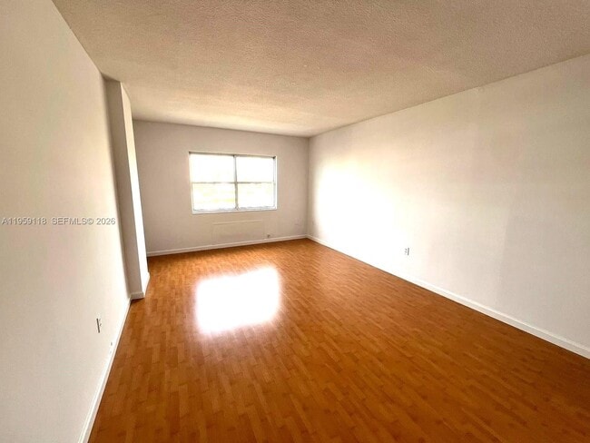 Building Photo - 400 Kings Point Dr