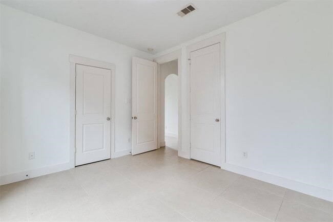 Building Photo - 2002 Blodgett St