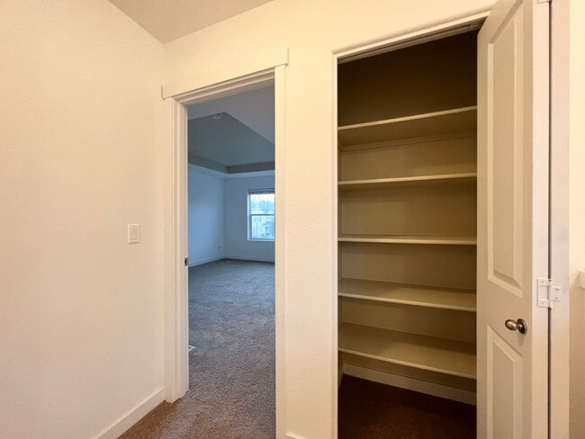 Building Photo - Beautiful 4 Bed, 2.5 Bath Home with Two Car Garage!