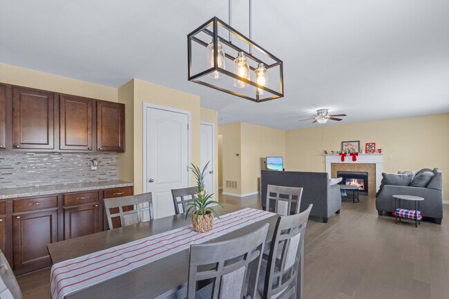 Building Photo - 430 Rockcrest Way