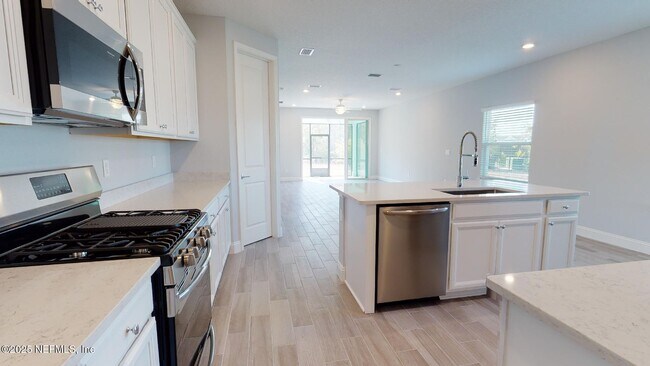 Building Photo - 307 Killarney Ave