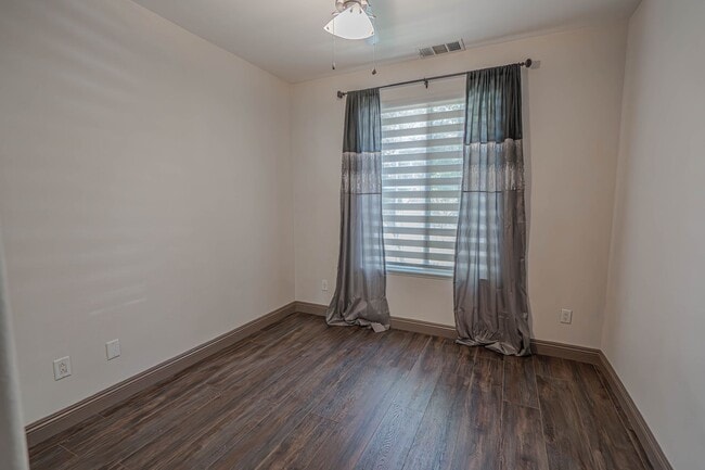 Building Photo - Tesoro Del Valle 4 Bedroom + Loft Home for...