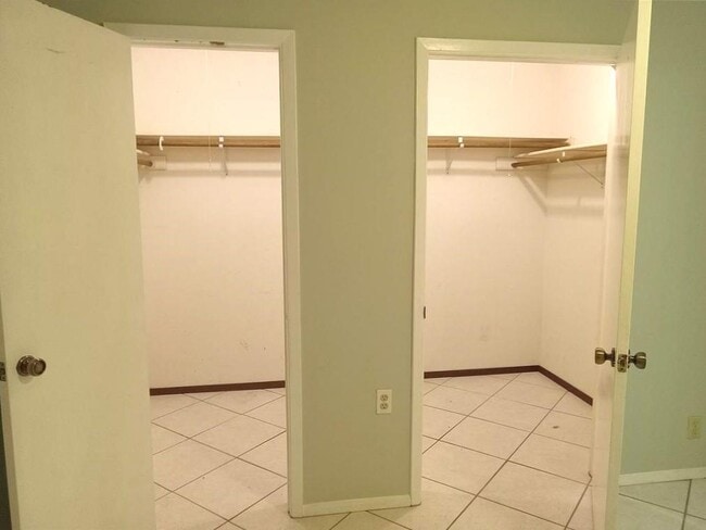 Building Photo - 910 E Meadowmere Ln