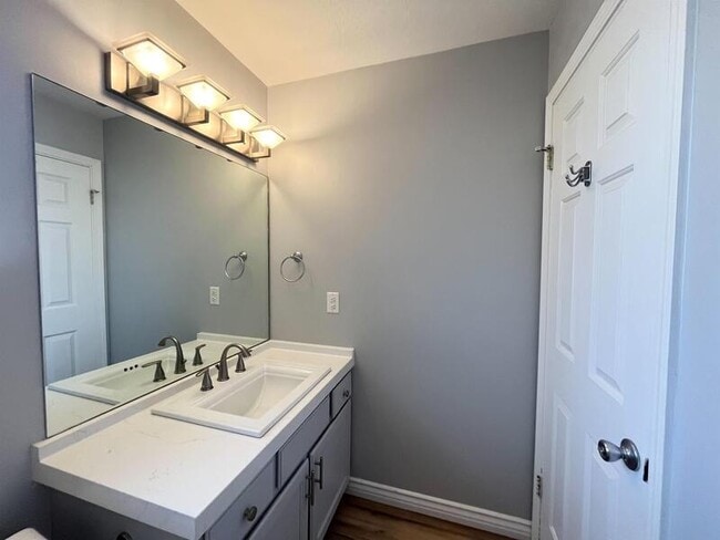 Building Photo - 11301 Sandy Ridge Dr