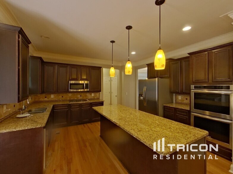 Building Photo - 3335 Renaissance Cir