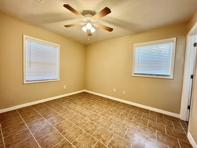 Building Photo - 1120 NE 24th Terrace