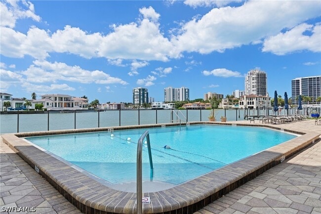 Building Photo - 250 Park Shore Dr